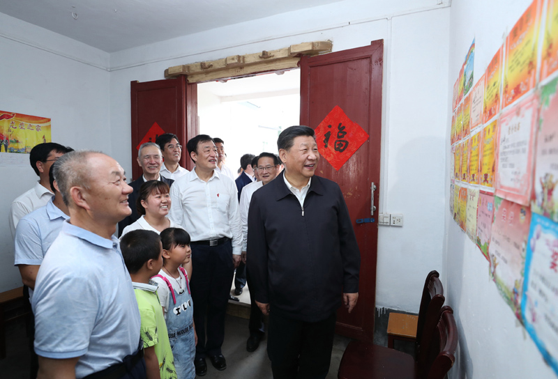 人民领袖|这件事 习近平很早就要求“从娃娃抓起” 2019年5月20日,习近平总书记在江西省赣州市于都县梓山镇潭头村看望村民孙观发一家人。